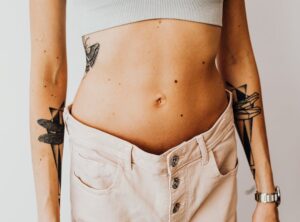 mariposas tatuajes en la panza